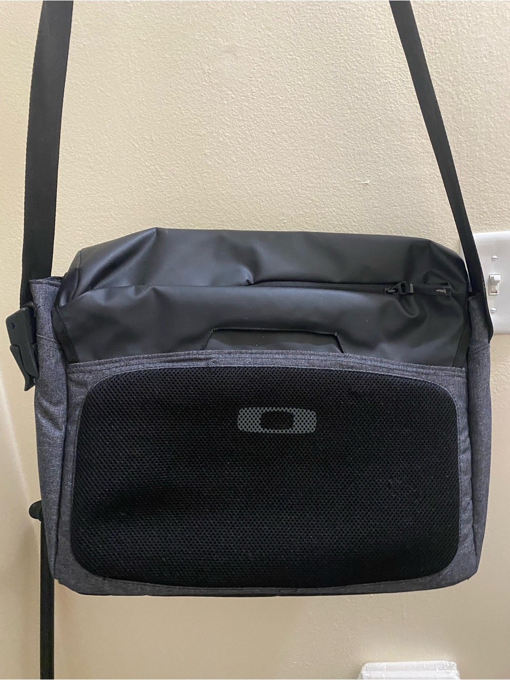 Oakley Men’s Black and Gray Messenger/computer Bag